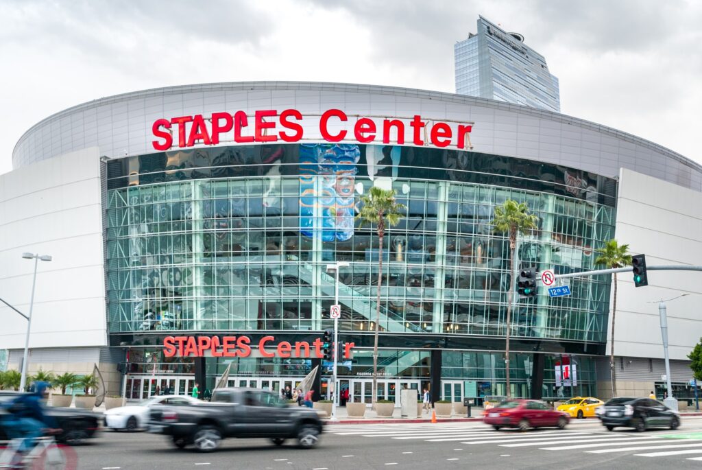 米オフィス最大手ステープルズ社の名前を冠した巨大アリーナ”Staples Center”。ロサンゼルスレイカーズの本拠地であり、それ以外でもさまざまな世界的イベントが催される。